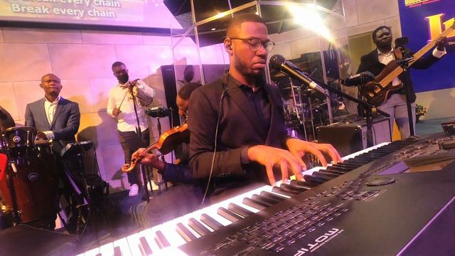 Worship in TRUTH and in SPIRIT - This man is a Powerful worshiper смотреть онлайн