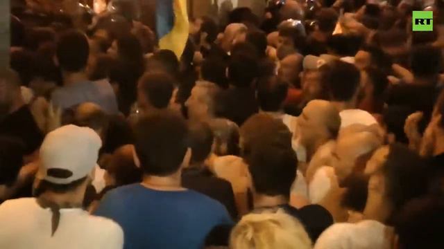 Украинские флаги в толпе протестующих на грузинских беспорядках смотреть онлайн