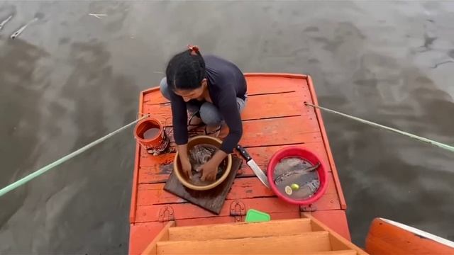 COTIDIANO DOS RIBEIRINHOS/CALDEIRADA FEITA NO BARCO COM A FAMÍLIA/PORTO DE TEFÉ/AMAZONAS. смотреть онлайн