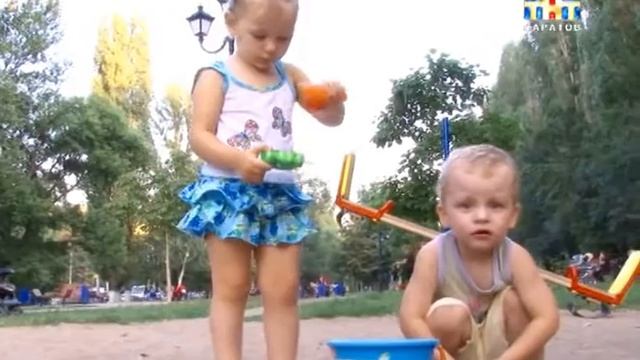В мире отметили День левшей смотреть онлайн