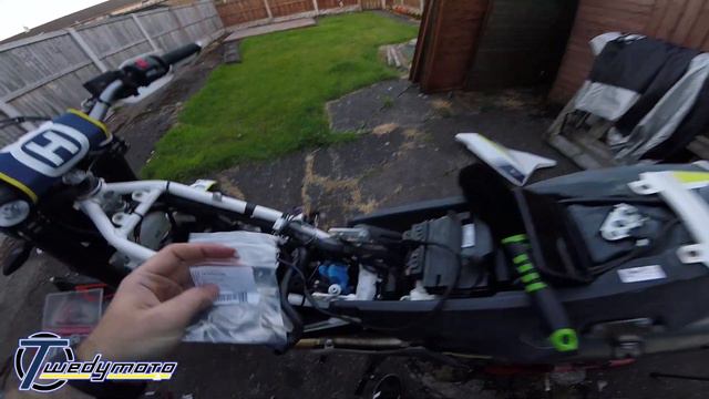 How to change inline fuel filter on Husqvarna 701 & KTM 690 смотреть онлайн