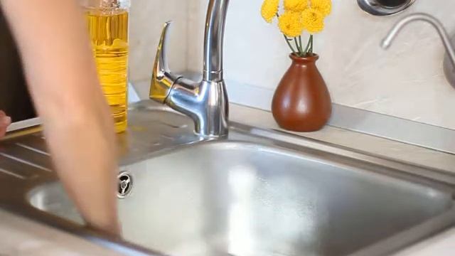 МЫТЬЁ РАКОВИНЫ ... ЭФФЕКТ "С ГУСЯ ВОДА" смотреть онлайн