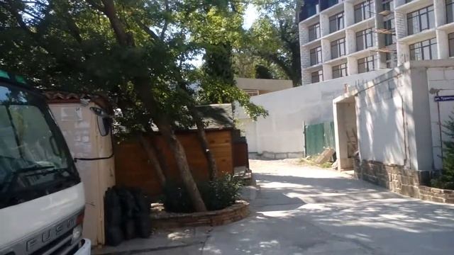 Это я на отдыхе с отцом в ялте в авусте 2018 года, около дома где снимали сваты 4 смотреть онлайн