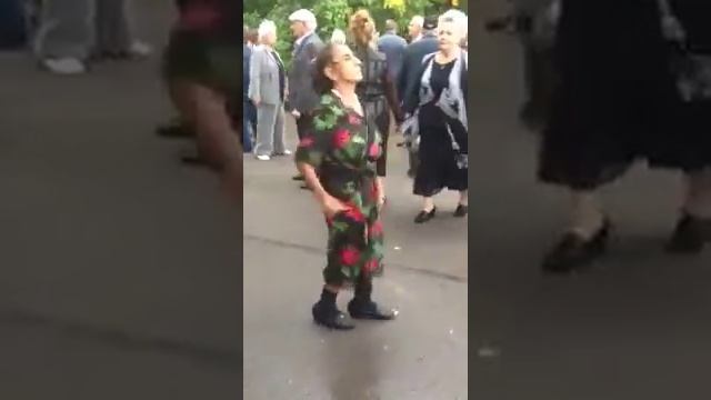 Бабка Классна танцует смотреть онлайн
