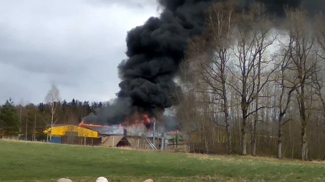 Factory burning. Fire. Горит производственный завод. Пожар. смотреть онлайн