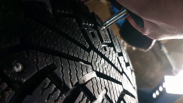 как вернуть шип на место или даже дошиповать зимнюю шину.