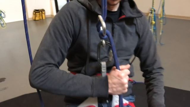 How to Rappel: Belay Loop vs. Tie-in Points смотреть онлайн