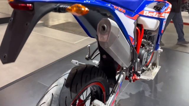 BETA RR 125 MOTARD R 4T 2024 - Walkaround Eicma 2023 смотреть онлайн