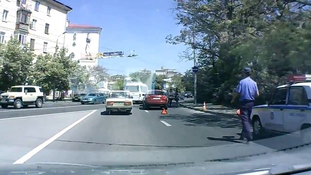 Пл. Ушакова, Красный Ниссан догнал белого смотреть онлайн
