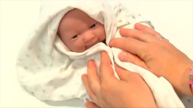 КАК МАМА Играла с Куклой Реборн Купаем Кормим Одеваем Лечим Мультики для детей 108мама тв смотреть онлайн