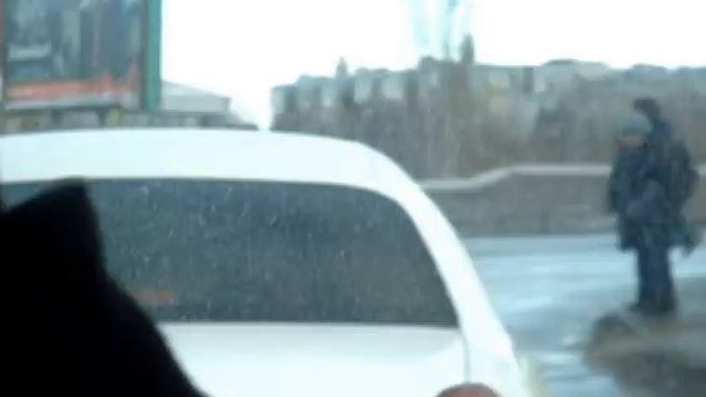 Мишка на улице Омска ;) смотреть онлайн