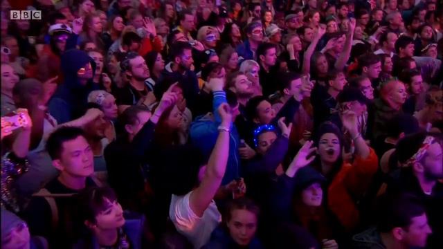 Grimes - World Princess Part II (Glastonbury 2016)