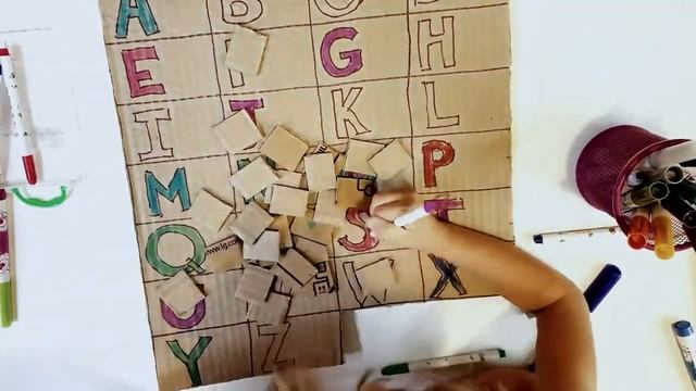 УЧИМ АНГЛИЙСКИЕ БУКВЫ. Делаем алфавит из картона вместе с ребёнком смотреть онлайн