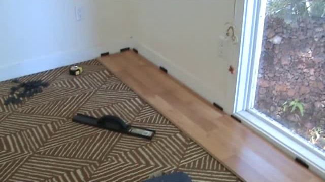 Installing a laminate floor...how to lay the 2nd row...Part 1 смотреть онлайн