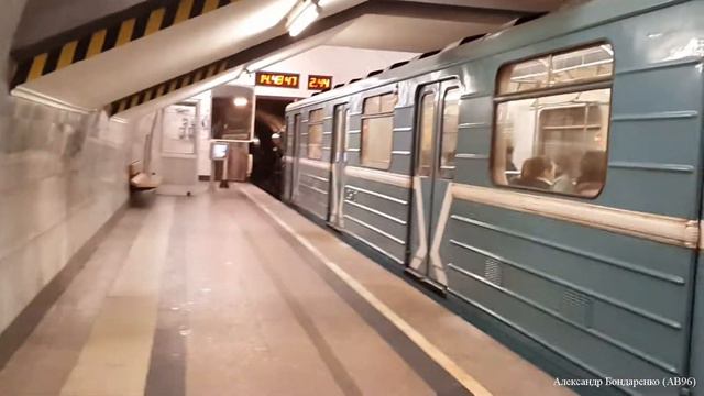 [Ретро-метро]: "Номерной" (состав 0371-0372) на ст. "Чкаловская" смотреть онлайн