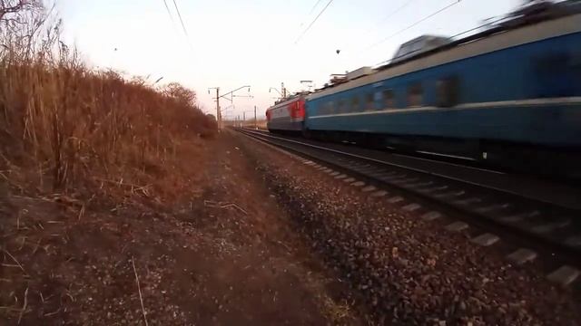 Перед Ружинской. ЭП1-299 с вагоном-лабараторией контактной сети и приветливой бригадой смотреть онлайн