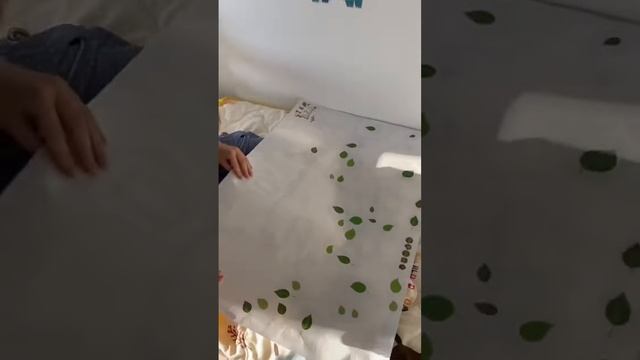 Как клеить декоративные наклейки на стену. Наклейки преображающие интерьер. Интерьер в квартире. смотреть онлайн