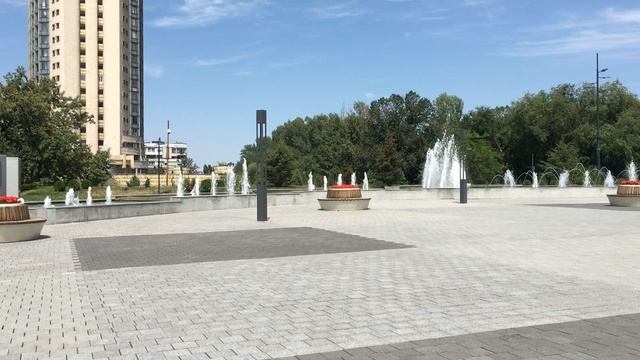 Любимый город Алматы. Фонтаны возле Дворца Республики. смотреть онлайн