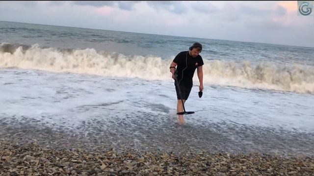 Пляжный коп на море во время шторма смотреть онлайн
