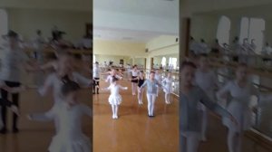 Повторяем позиции рук. Средняя группа