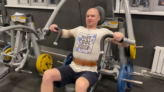 Жим от груди вверх на тренажере смотреть онлайн