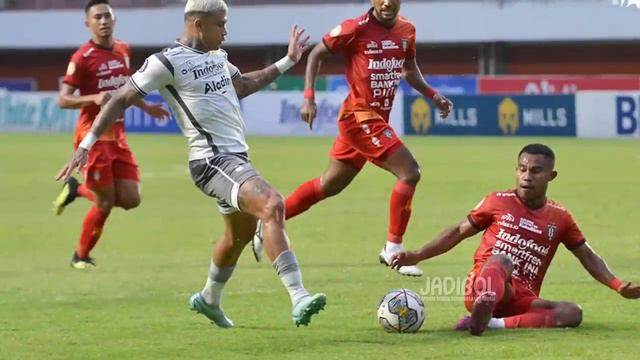 GAGAL KALAHKAN PERSIB, BALI UNITED KENA HUKUMAN, AKSI GULING GULING EBER BESSA DIKOMENTARI BUNG KUS смотреть онлайн