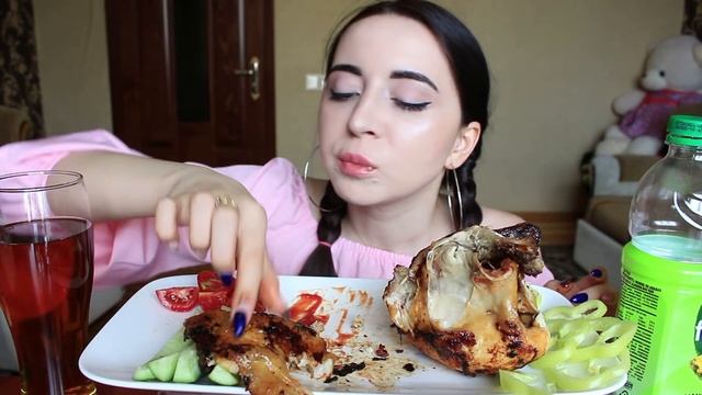 СОЧНАЯ КУРИЦА ГРИЛЬ/ ЗАБЫЛА ЗАПЛАТИТЬ ЗА СВЕТ / MUKBANG Ayka Emilly смотреть онлайн