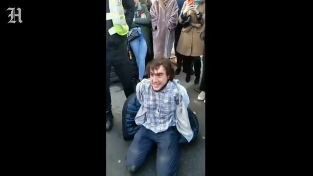 Националиста поставили на колени из-за вопроса Чей Крым? в Киеве. Александра Митрошина. "Видсич" смотреть онлайн