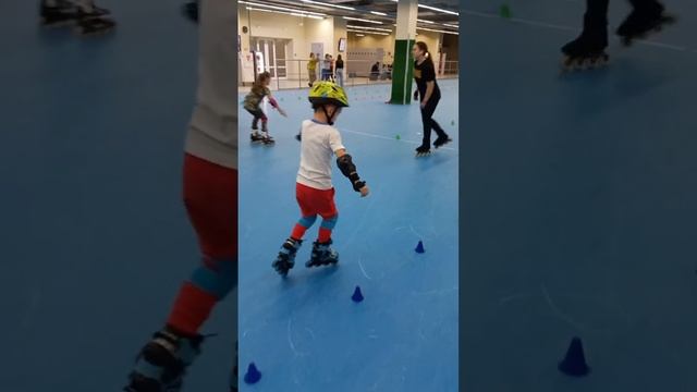 Тренировка на роликах в Омске в Маяк Молл смотреть онлайн