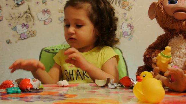 Детское видео. Юля открывает киндер сюрпизы играет с игрушками . Julia opens kinder surprise смотреть онлайн
