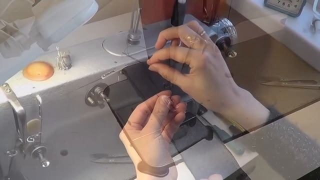 Как прострочить отделочную строчку в три нитки из одной катушки смотреть онлайн