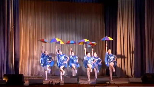 «Танец с зонтами»