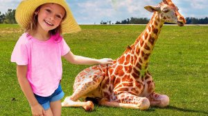 Майя гуляет в парке и кормит животных - Детская песня от Майи и Маши