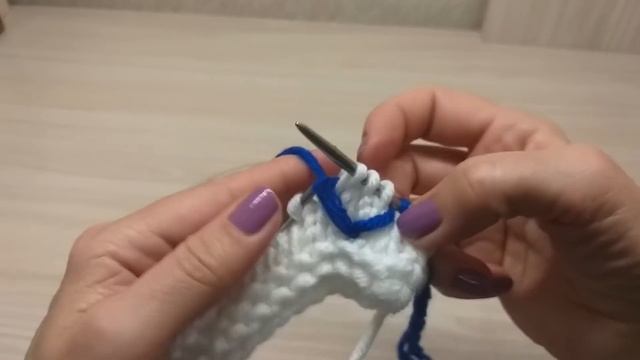 Очень красивый двухцветный узор. Вязание спицами. смотреть онлайн