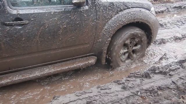 Nissan pathfinder and Niva VaZ-21213 on real russian off-road смотреть онлайн