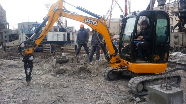 мини экскаватор с гидромолотом JCB 8030 смотреть онлайн