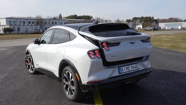 Ford Mustang Mach-E - vollelektrischer Fahrspaß mit Mustang-DNA? смотреть онлайн
