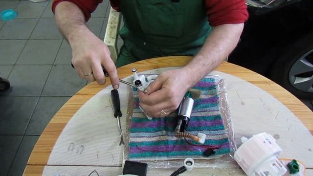 Хендай Солярис (Hyundai Solaris).Замена топливного фильтра и сетки бензонасоса.Пошаговая инструкция смотреть онлайн