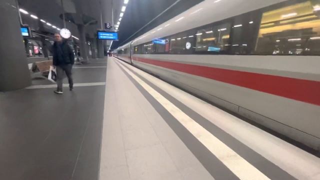 DB Job Zug in Berlin Hbf auf Gleis 8 смотреть онлайн