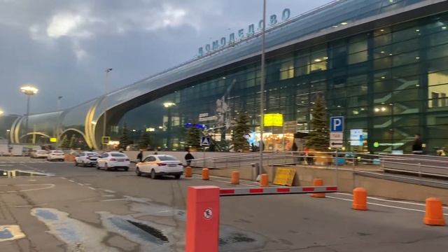 Остановка автобуса Аэроэкспресс в аэропорту Домодедово (до метро Домодедовская)