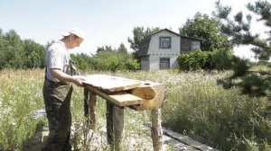 Распиловка бревна на доски маломощной бензопилой.