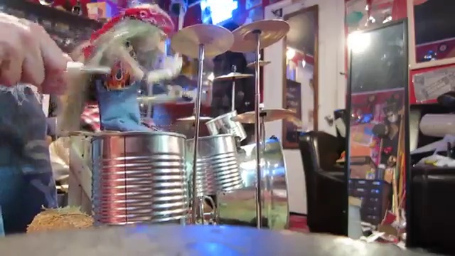 Кукольный барабанщик невероятно играет на алюминиевых банках смотреть онлайн