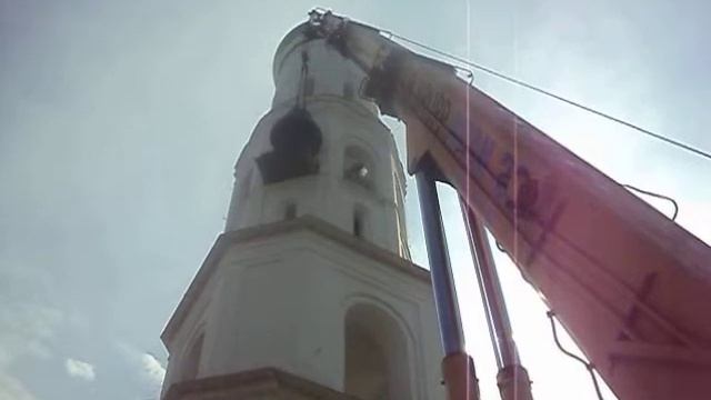 Монтаж колокола на колокольню Кафедрального Собора смотреть онлайн