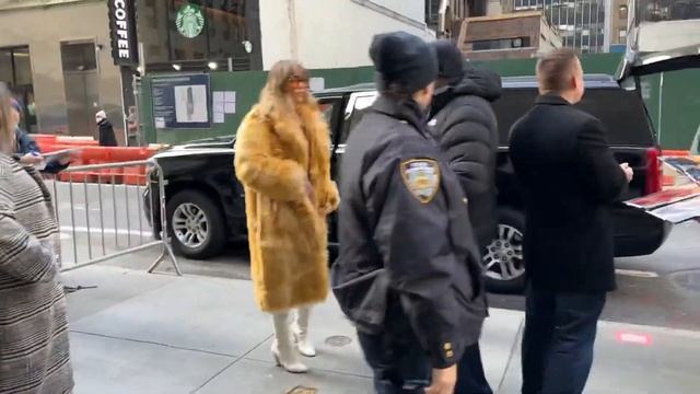 Suki Waterhouse Stunning In A Fur Coat In NYC! #sukiwaterhouse #fashion #trending