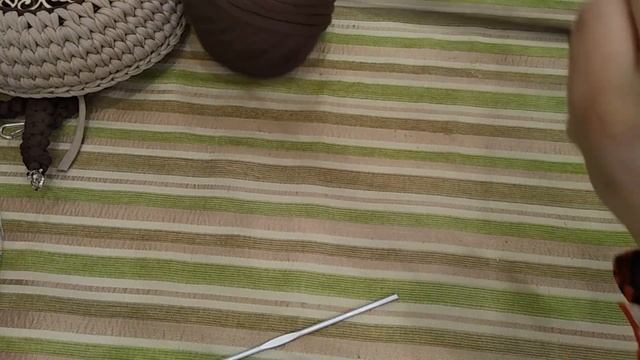 Мастер класс круглой сумочки из трикотажной пряжи со вставкой. смотреть онлайн