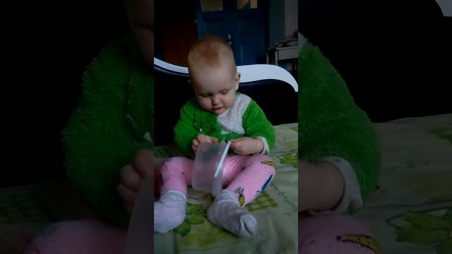 Ребенок играет) смотреть онлайн