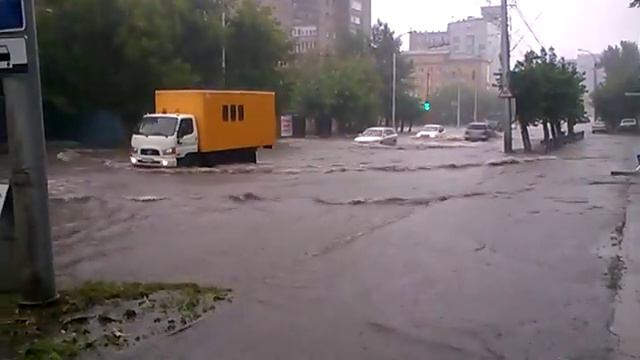 Ливень в Красноярске... смотреть онлайн
