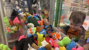 Достаем игрушки из автомата