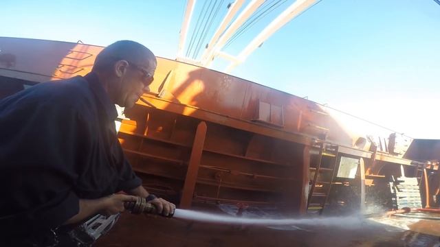 Замывка палубы после погрузки угля / Washing of the deck after loading of coal смотреть онлайн