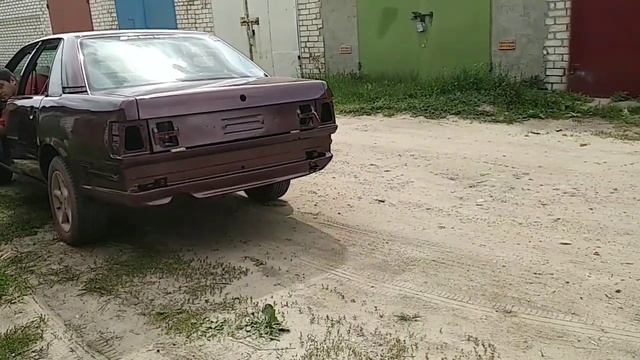 Выезд из гаража после покраски, солнышко греет. Ауди 100 с3! смотреть онлайн